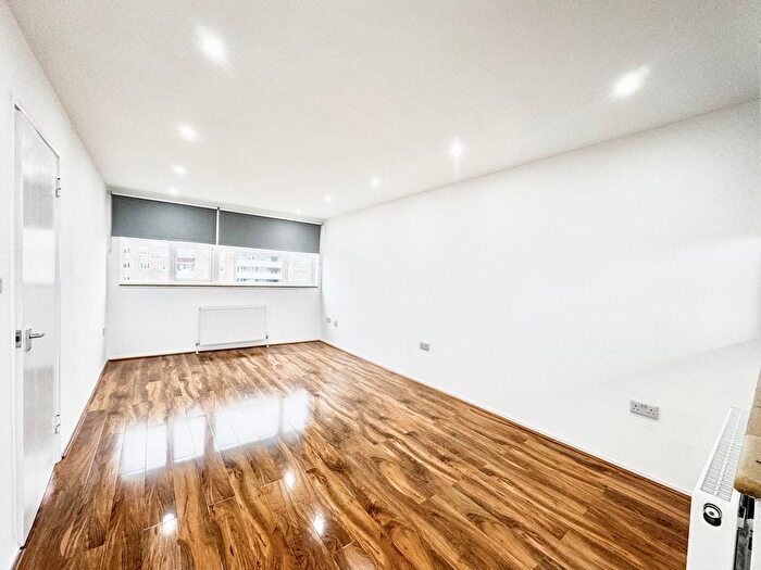 2 Bedroom Flat To Rent In Dagnall Street, London, SW11