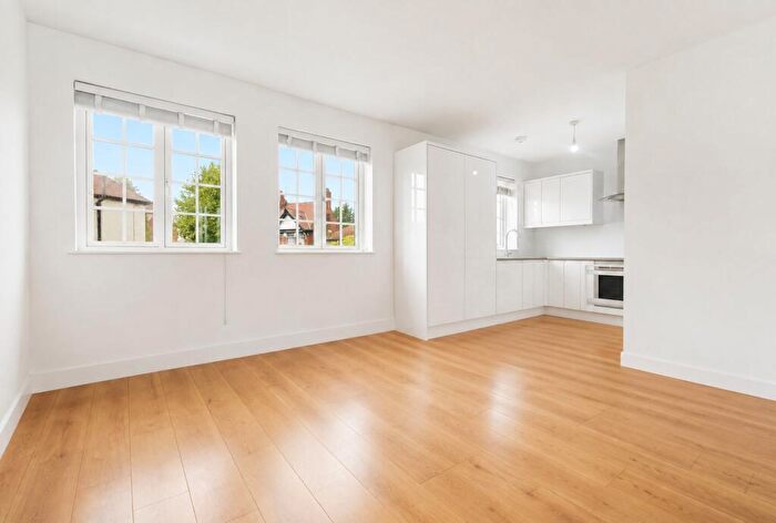1 Bedroom Flat For Sale In Connaught Avenue, London, E4