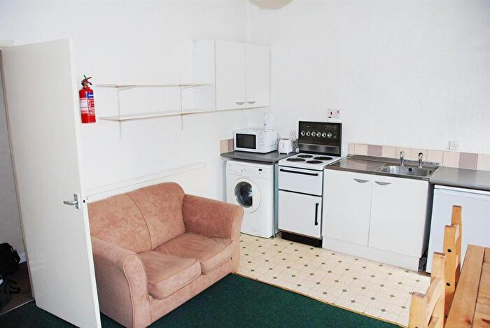 2 Bedroom Apartment To Rent In Monmouth Street Flat, Broomhall, S3