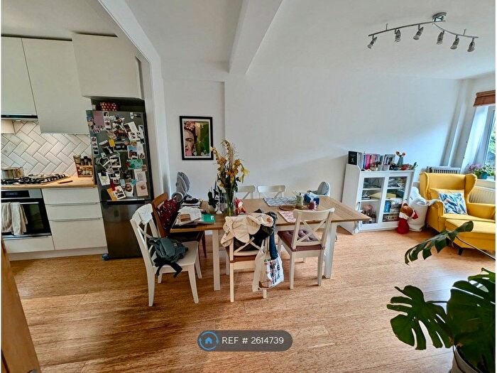 2 Bedroom Maisonette To Rent In Wade House, London, SE1