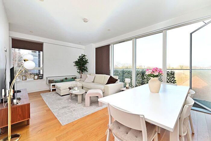 1 Bedroom Flat For Sale In Fairfield Avenue, Staines, Surrey, TW18