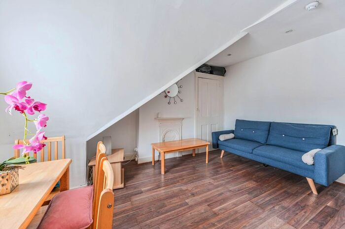 2 Bedroom Flat To Rent In Morella Road, Wandsworth, London, SW12