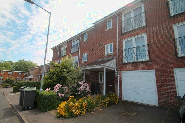 4 Bedroom House To Rent In Poppy Close, Luton, LU3