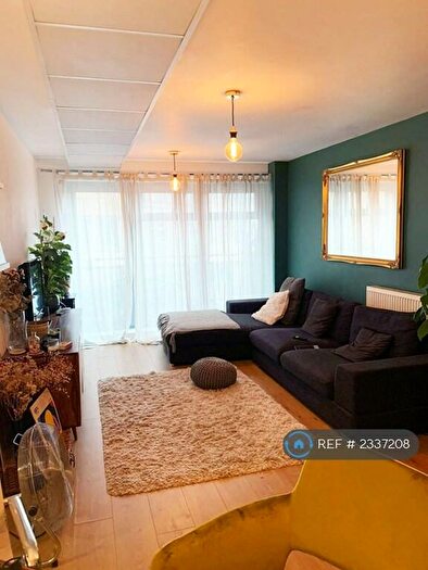 2 Bedroom Flat To Rent In Ira Court, London, SE27