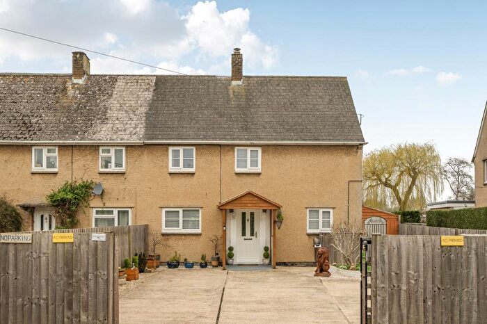 3 Bedroom Semi Detached House For Sale In Griffiths Close, Northmoor, OX29