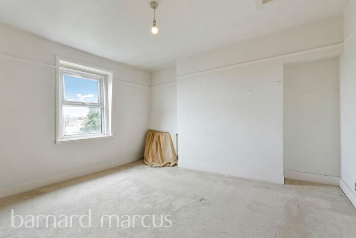 3 Bedroom Flat To Rent In Kempshott Road, London, SW16