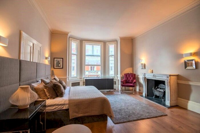 3 Bedroom Flat To Rent In Mount Street, London, W1K