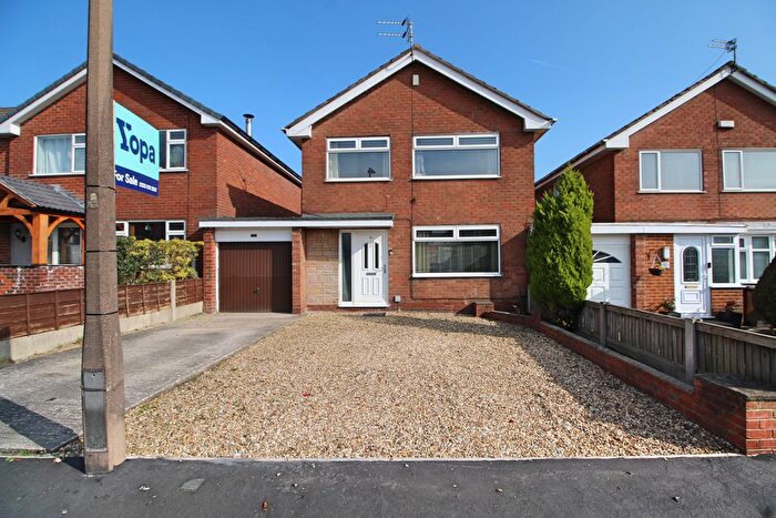 3 Bedroom Detached House For Sale In Lymefield Drive, Manchester, M28