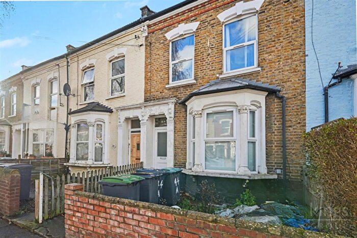 2 Bedroom Flat For Sale In Beaconsfield Road, London, N15