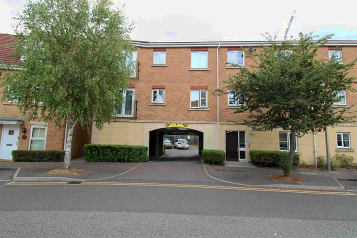 2 Bedroom Flat To Rent In Windermere Avenue, Purfleet, Essex, RM19