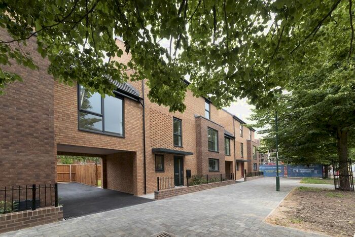 3 Bedroom Terraced House To Rent In Arkwright Walk, Nottingham, NG2