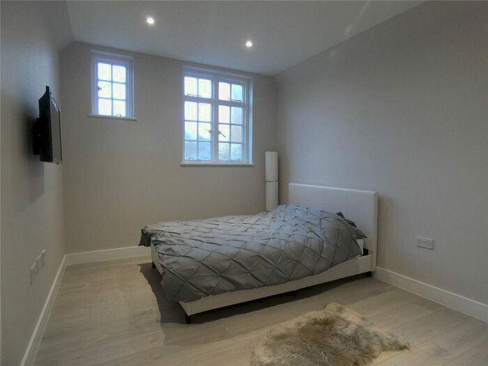 Studio To Rent In Oakleigh Gardens, Whetstone, N20
