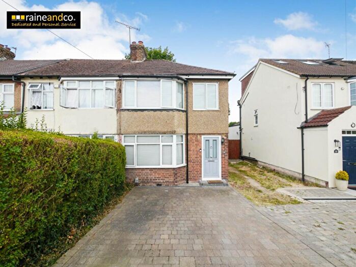3 Bedroom End Of Terrace House For Sale In Broad Acres, Hatfield, AL10