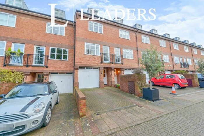 3 Bedroom Town House To Rent In Bowes Lyon Mews, AL3