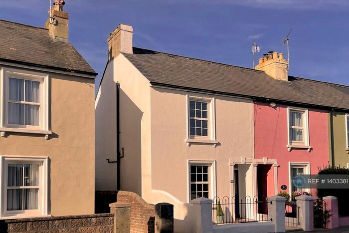 3 Bedroom Semi-Detached House To Rent In Bognor Road, Chichester, PO19