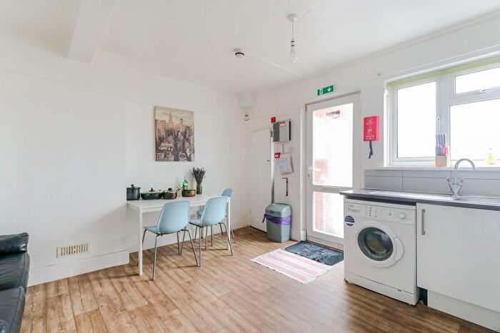 3 Bedroom Flat To Rent In The Common, Hatfield, AL10
