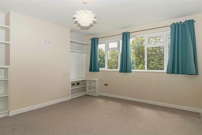 2 Bedroom Flat To Rent In Burnt Ash Hill, London, SE12