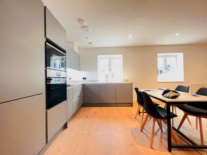 2 Bedroom Property To Rent In Selcroft Road, CR8