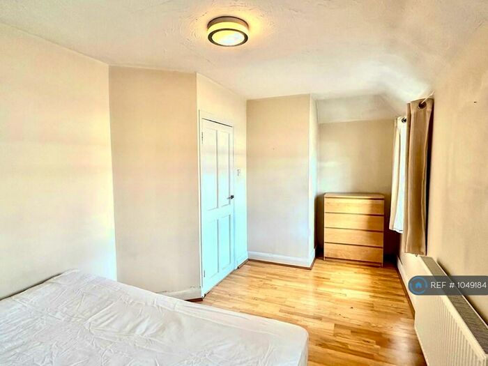 3 Bedroom Semi-Detached House To Rent In Bisson Road, London, E15