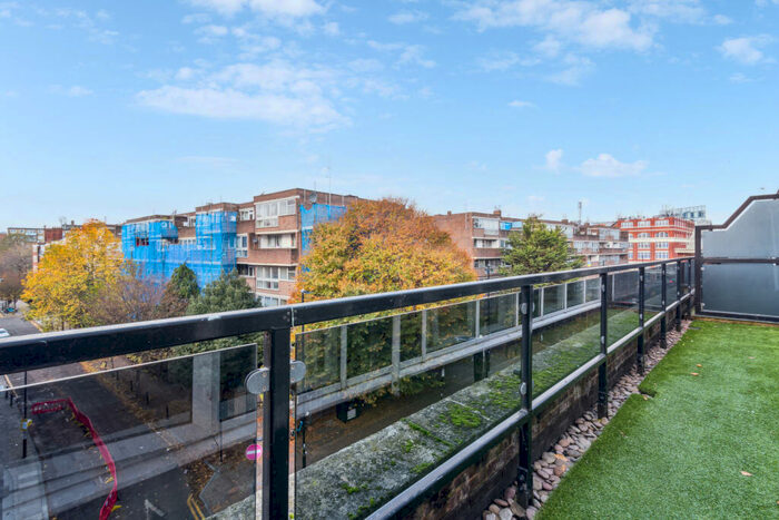 2 Bedroom Flat To Rent In The Courtyard, Goswell Road, EC1V