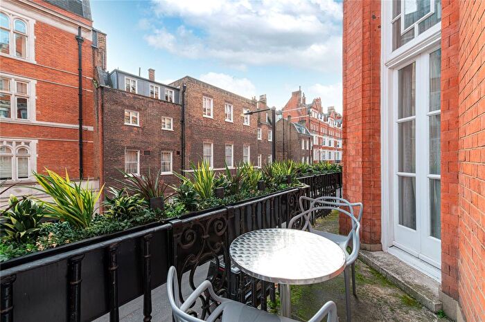 2 Bedroom Flat To Rent In Green Street, Mayfair, London, W1K