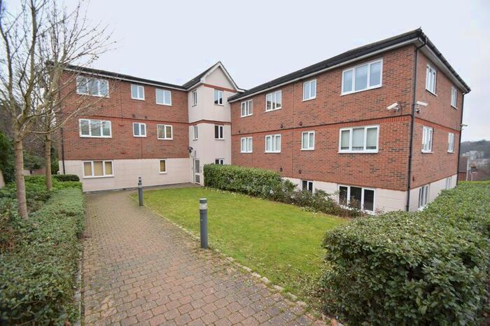 2 Bedroom Flat To Rent In Treetop Close, Luton, LU2