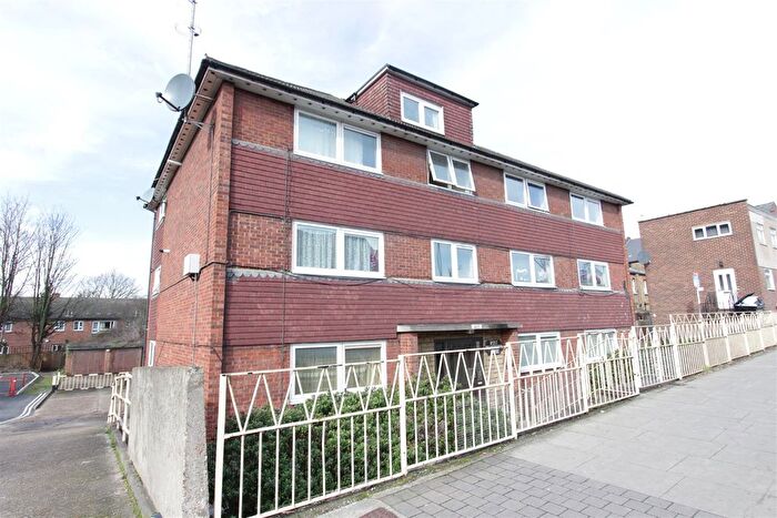 2 Bedroom Flat To Rent In Palmerston House, Palmers Green, N13