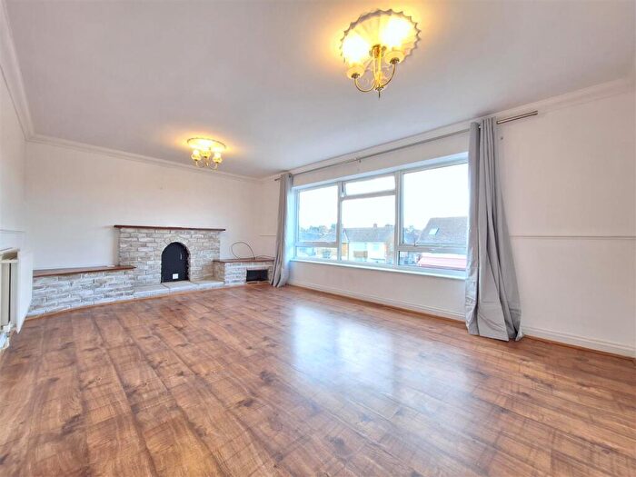 3 Bedroom Flat To Rent In Hildens Drive, RG31