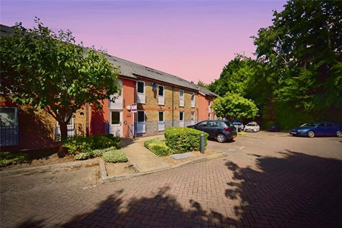 2 Bedroom Flat For Sale In The Chenies, Maidstone, Kent, ME15