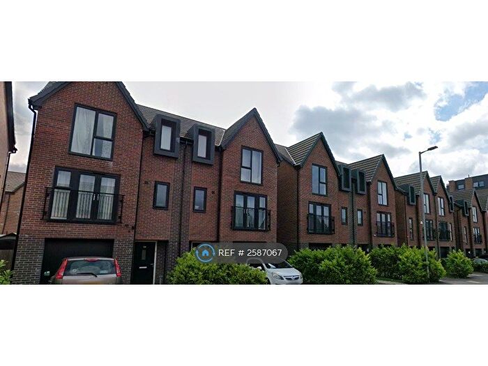 3 Bedroom Semi-Detached House To Rent In Edge Lane, Droylsden, M43