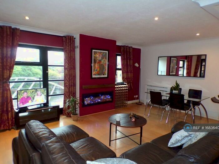 2 Bedroom Flat To Rent In Ship Canal House, Manchester, M15