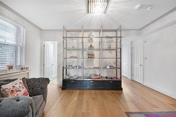 4 Bedroom Flat To Rent In Hyde Park Gate, Kensington, London, SW7