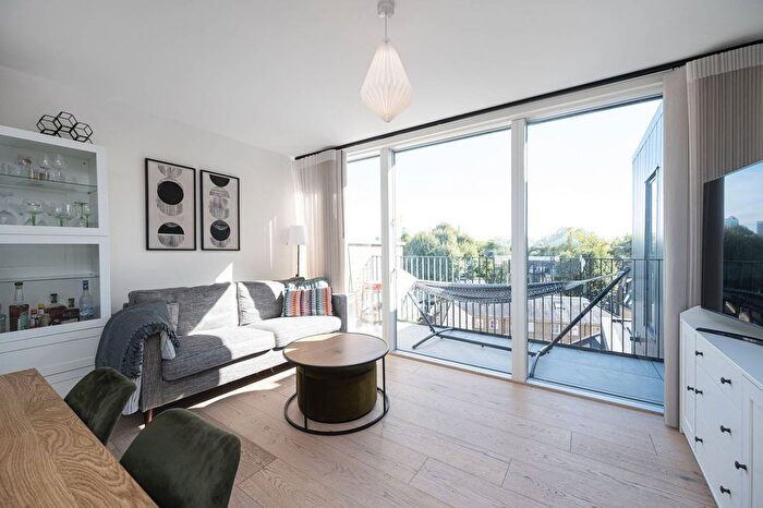 3 Bedroom Flat To Rent In Mile End Road, Tower Hamlets, London, E1