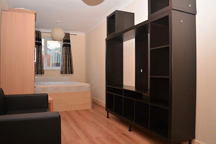 Studio To Rent In High Street, Slough, SL1