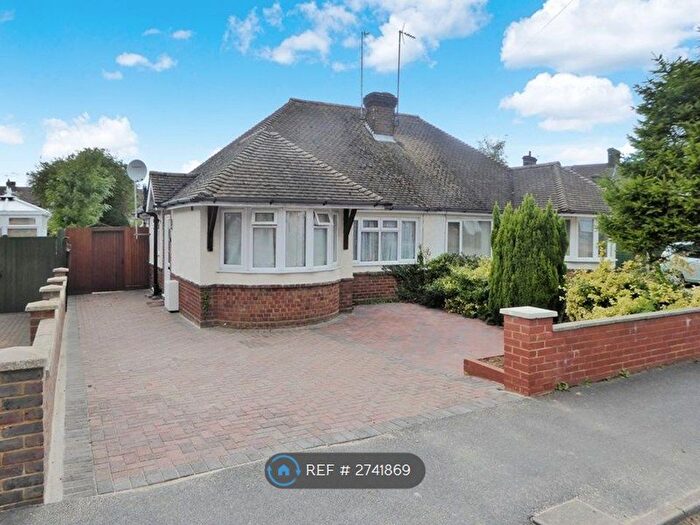 2 Bedroom Bungalow To Rent In West Parade, Dunstable, LU6