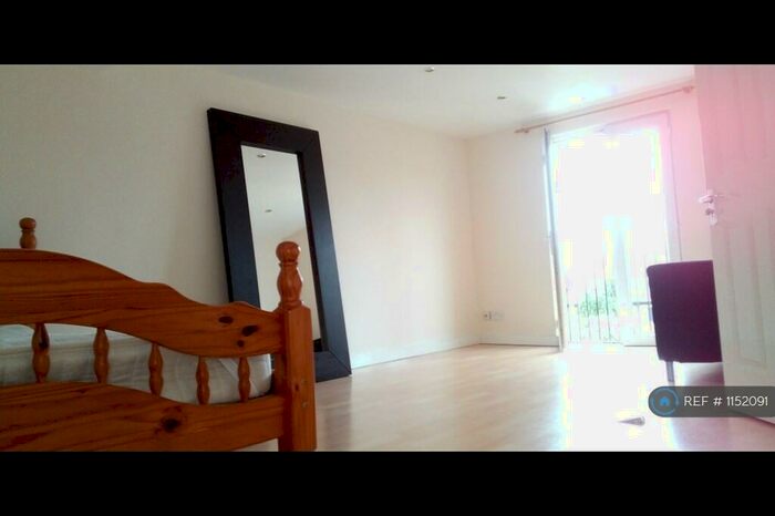 3 Bedroom Terraced House To Rent In Bounds Green, London, N22