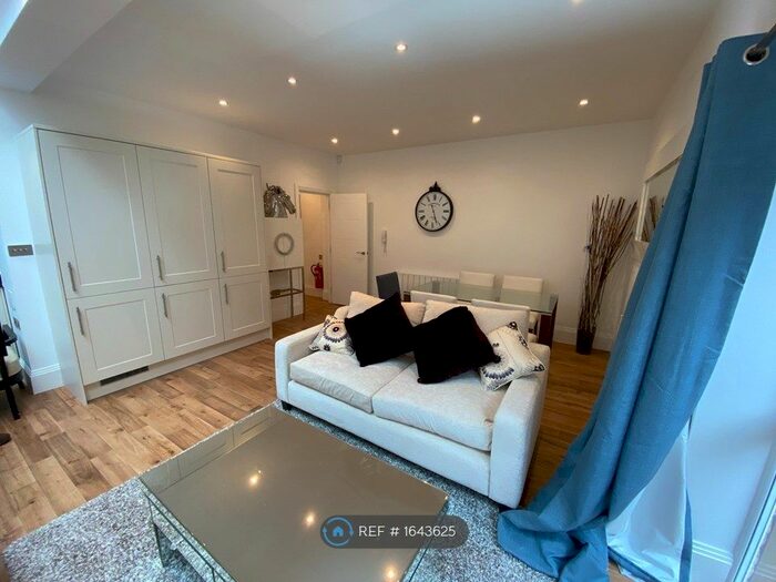 3 Bedroom Flat To Rent In Balham, London, SW12