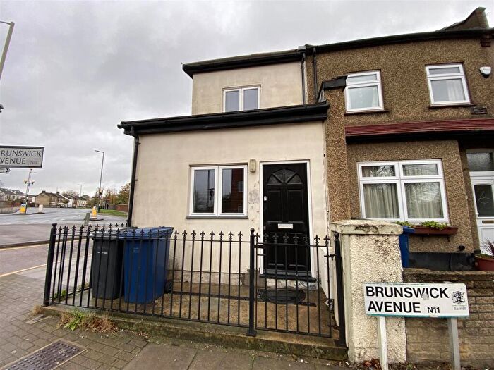 Studio To Rent In Brunswick Avenue, London, N11