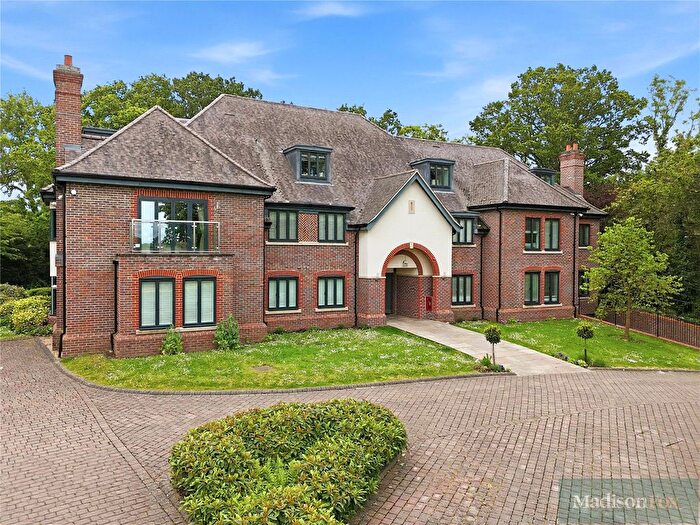 2 Bedroom Flat For Sale In High Road, Chigwell, Essex, IG7