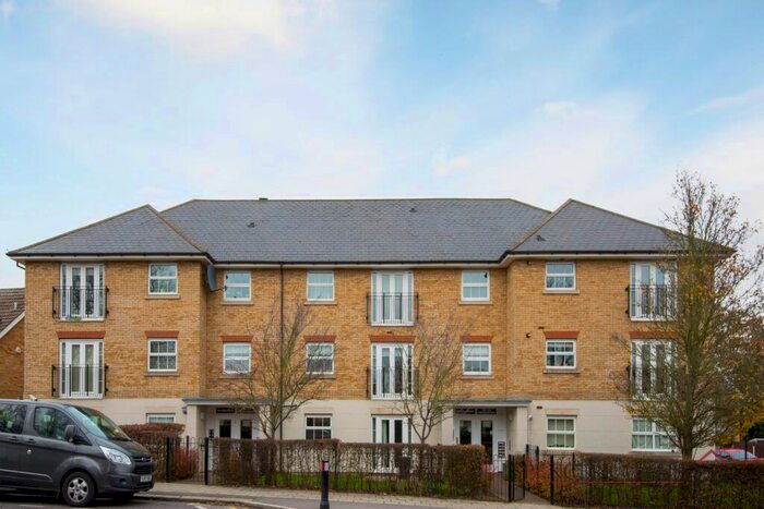 2 Bedroom Flat To Rent In Oxford House, Tomswood Hill, Barkingside, Essex IG6