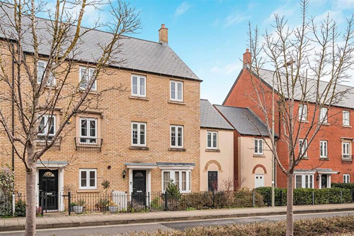 4 Bedroom End Of Terrace House For Sale In Whitelands Way, Bicester, OX26