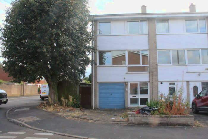 4 Bedroom Town House To Rent In Cowdray Way, Hornchurch, London, RM12