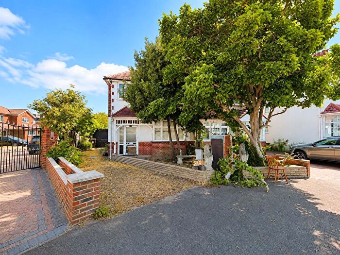 3 Bedroom Semi-Detached House For Sale In Oxford Avenue, Heston, TW5