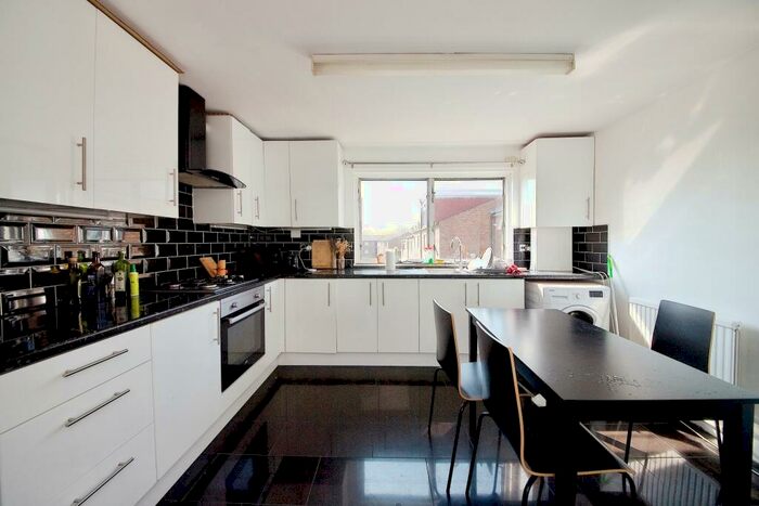 3 Bedroom Flat To Rent In Virginia Road, Shoreditch, E2