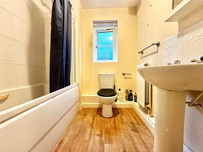 2 Bedroom Apartment To Rent In Ashton, Hedgers Close, BS3