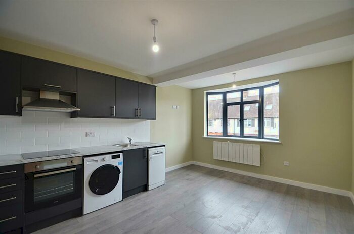 1 Bedroom Apartment To Rent In Manor Way, Ruislip, HA4