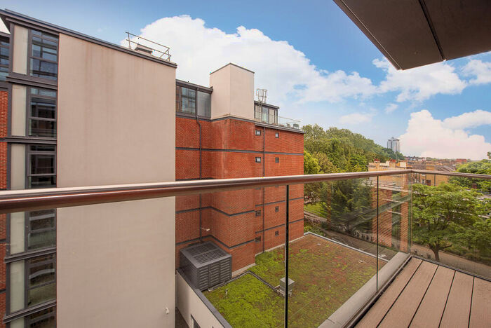 2 Bedroom Flat For Sale In Albert Bridge Road, London, SW11