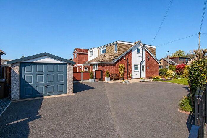 3 Bedroom Semi Detached Bungalow For Sale In Elmwood Avenue, Walton, Wakefield, WF2