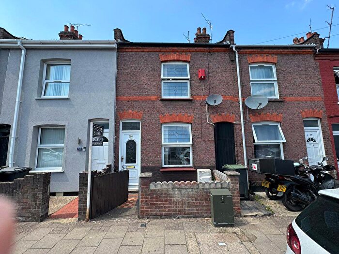3 Bedroom Terraced House For Sale In Oak Road, Luton, LU4
