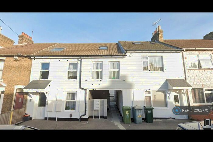 1 Bedroom Flat To Rent In Cowper Road, Sittingbourne, ME10